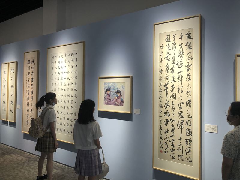 参观展览1.jpg